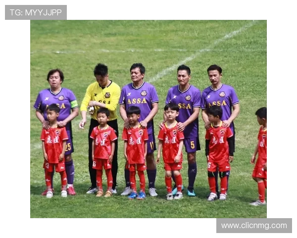 足球明星齐聚一堂组队踢球精彩瞬间尽在此图分享